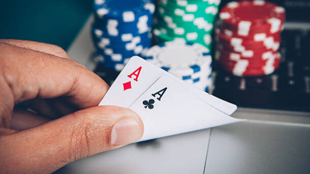 Online play poker hand with two aces